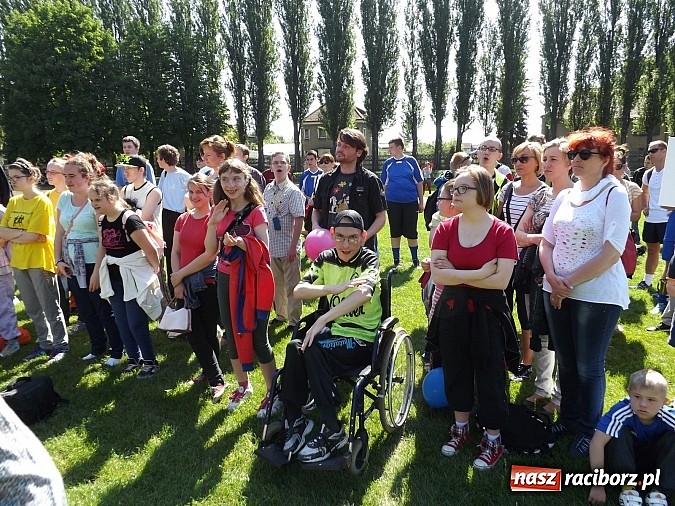 Zdjęcie w galerii na portalu naszraciborz.pl: Igrzyska Sport ku radości - olimpijski znicz na stadionie PWSZ wiadomości z regionu