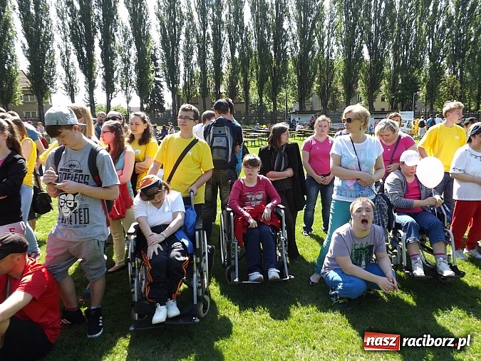 Zdjęcie w galerii na portalu naszraciborz.pl: Igrzyska Sport ku radości - olimpijski znicz na stadionie PWSZ wiadomości z regionu