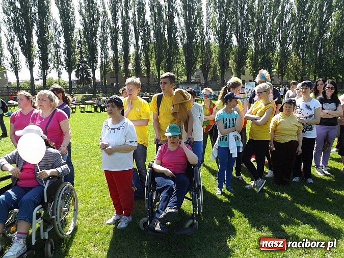 Zdjęcie w galerii na portalu naszraciborz.pl: Igrzyska Sport ku radości - olimpijski znicz na stadionie PWSZ wiadomości z regionu