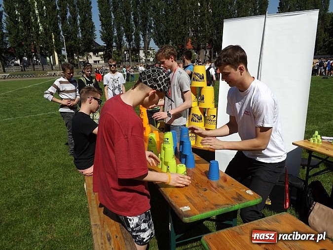 Zdjęcie w galerii na portalu naszraciborz.pl: Igrzyska Sport ku radości - olimpijski znicz na stadionie PWSZ wiadomości z regionu