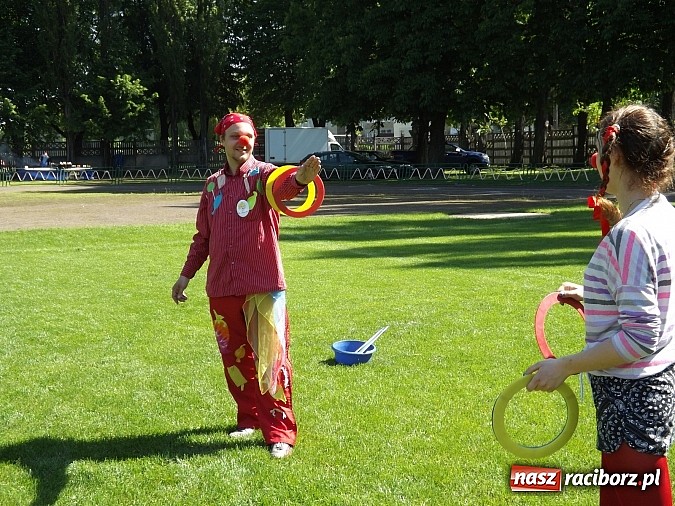 Zdjęcie w galerii na portalu naszraciborz.pl: Igrzyska Sport ku radości - olimpijski znicz na stadionie PWSZ wiadomości z regionu