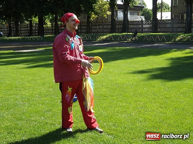 Zdjęcie w galerii na portalu naszraciborz.pl: Igrzyska Sport ku radości - olimpijski znicz na stadionie PWSZ wiadomości z regionu