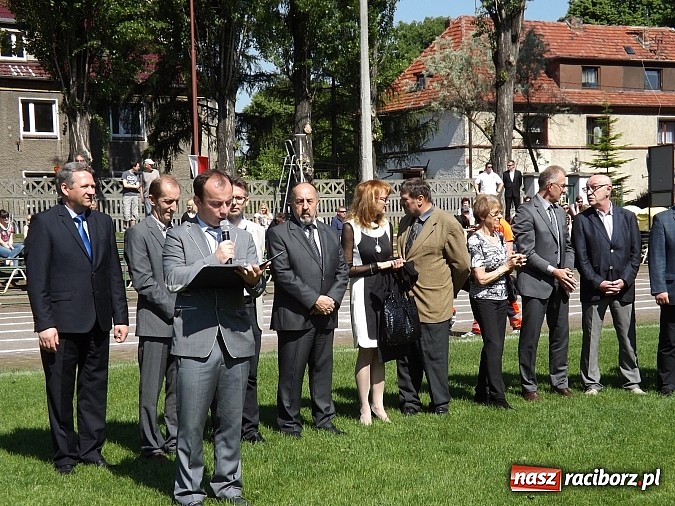 Zdjęcie w galerii na portalu naszraciborz.pl: Igrzyska Sport ku radości - olimpijski znicz na stadionie PWSZ wiadomości z regionu