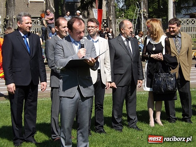 Zdjęcie w galerii na portalu naszraciborz.pl: Igrzyska Sport ku radości - olimpijski znicz na stadionie PWSZ wiadomości z regionu