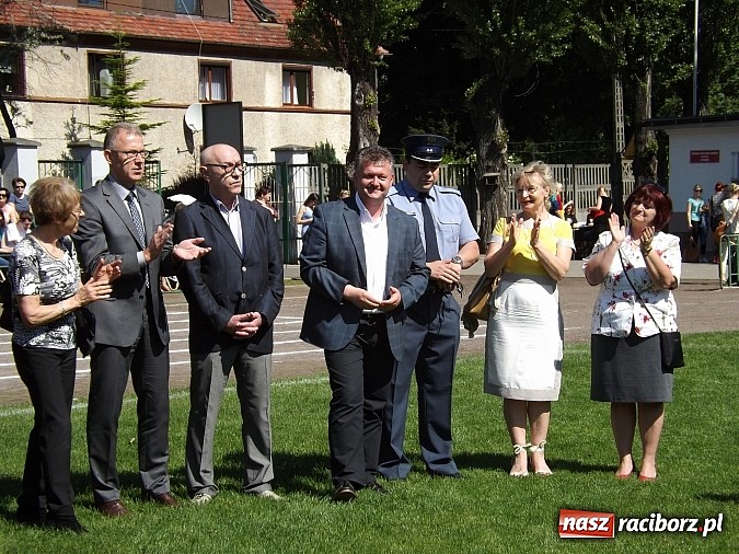 Zdjęcie w galerii na portalu naszraciborz.pl: Igrzyska Sport ku radości - olimpijski znicz na stadionie PWSZ wiadomości z regionu