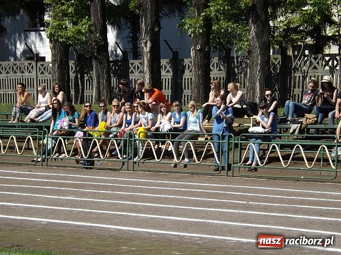 Zdjęcie w galerii na portalu naszraciborz.pl: Igrzyska Sport ku radości - olimpijski znicz na stadionie PWSZ wiadomości z regionu