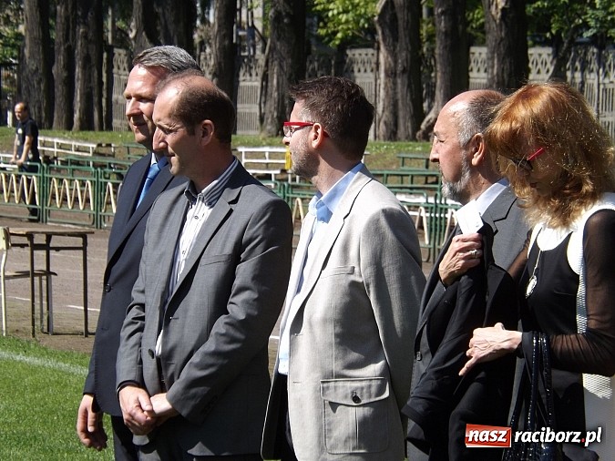 Zdjęcie w galerii na portalu naszraciborz.pl: Igrzyska Sport ku radości - olimpijski znicz na stadionie PWSZ wiadomości z regionu