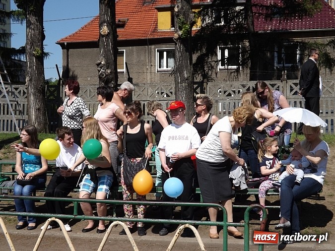 Zdjęcie w galerii na portalu naszraciborz.pl: Igrzyska Sport ku radości - olimpijski znicz na stadionie PWSZ wiadomości z regionu