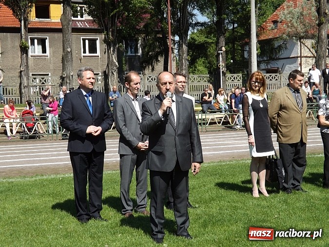 Zdjęcie w galerii na portalu naszraciborz.pl: Igrzyska Sport ku radości - olimpijski znicz na stadionie PWSZ wiadomości z regionu