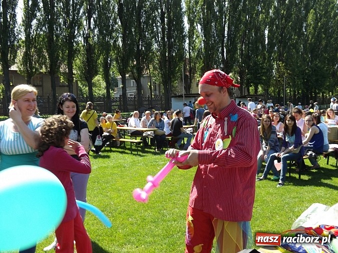 Zdjęcie w galerii na portalu naszraciborz.pl: Igrzyska Sport ku radości - olimpijski znicz na stadionie PWSZ wiadomości z regionu