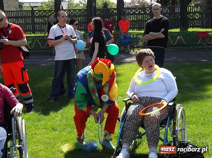 Zdjęcie w galerii na portalu naszraciborz.pl: Igrzyska Sport ku radości - olimpijski znicz na stadionie PWSZ wiadomości z regionu