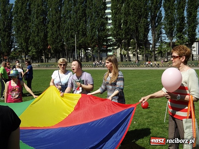 Zdjęcie w galerii na portalu naszraciborz.pl: Igrzyska Sport ku radości - olimpijski znicz na stadionie PWSZ wiadomości z regionu