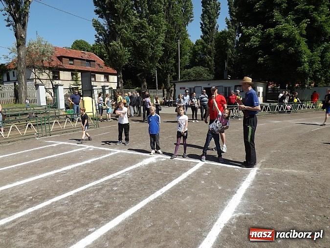 Zdjęcie w galerii na portalu naszraciborz.pl: Igrzyska Sport ku radości - olimpijski znicz na stadionie PWSZ wiadomości z regionu
