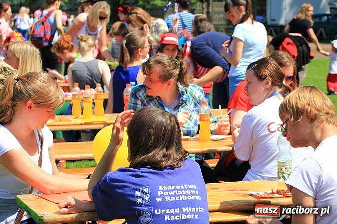Zdjęcie w galerii na portalu naszraciborz.pl: Igrzyska Sport ku radości - olimpijski znicz na stadionie PWSZ wiadomości z regionu
