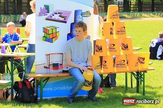 Zdjęcie w galerii na portalu naszraciborz.pl: Igrzyska Sport ku radości - olimpijski znicz na stadionie PWSZ wiadomości z regionu