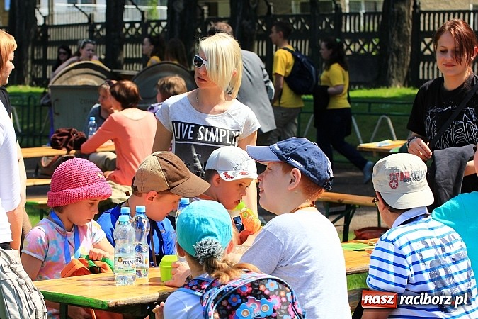 Zdjęcie w galerii na portalu naszraciborz.pl: Igrzyska Sport ku radości - olimpijski znicz na stadionie PWSZ wiadomości z regionu