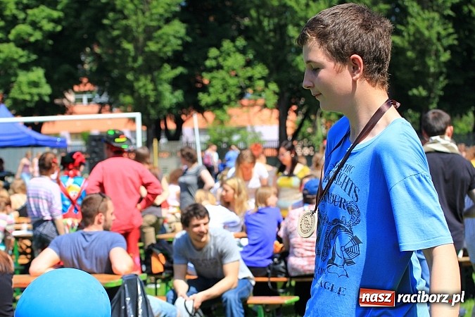 Zdjęcie w galerii na portalu naszraciborz.pl: Igrzyska Sport ku radości - olimpijski znicz na stadionie PWSZ wiadomości z regionu