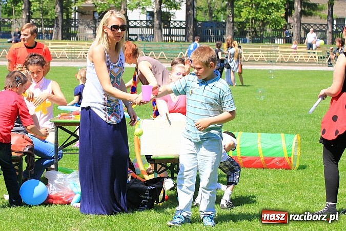 Zdjęcie w galerii na portalu naszraciborz.pl: Igrzyska Sport ku radości - olimpijski znicz na stadionie PWSZ wiadomości z regionu