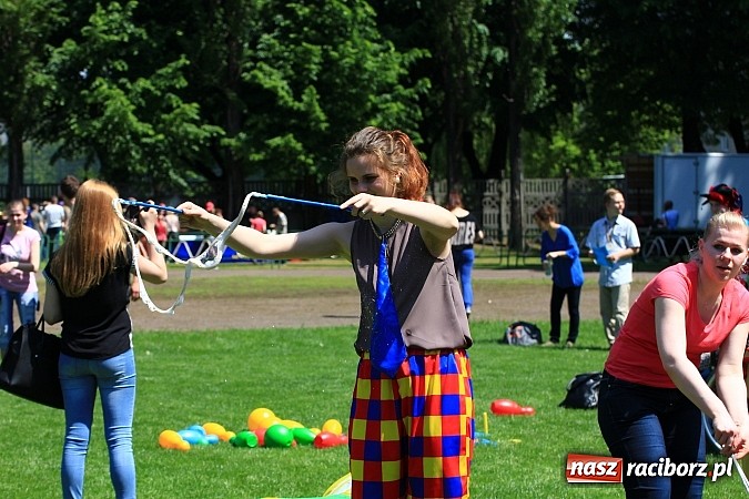 Zdjęcie w galerii na portalu naszraciborz.pl: Igrzyska Sport ku radości - olimpijski znicz na stadionie PWSZ wiadomości z regionu