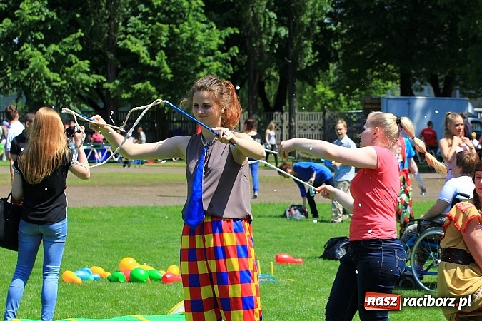 Zdjęcie w galerii na portalu naszraciborz.pl: Igrzyska Sport ku radości - olimpijski znicz na stadionie PWSZ wiadomości z regionu