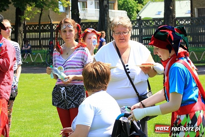 Zdjęcie w galerii na portalu naszraciborz.pl: Igrzyska Sport ku radości - olimpijski znicz na stadionie PWSZ wiadomości z regionu