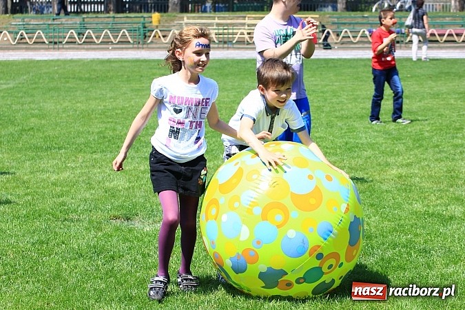 Zdjęcie w galerii na portalu naszraciborz.pl: Igrzyska Sport ku radości - olimpijski znicz na stadionie PWSZ wiadomości z regionu