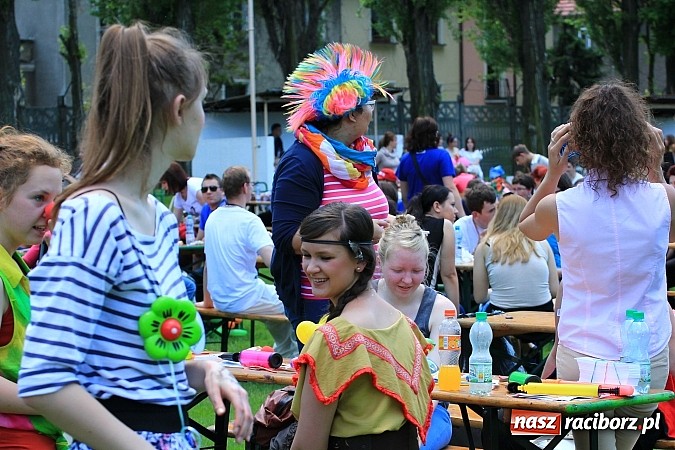 Zdjęcie w galerii na portalu naszraciborz.pl: Igrzyska Sport ku radości - olimpijski znicz na stadionie PWSZ wiadomości z regionu