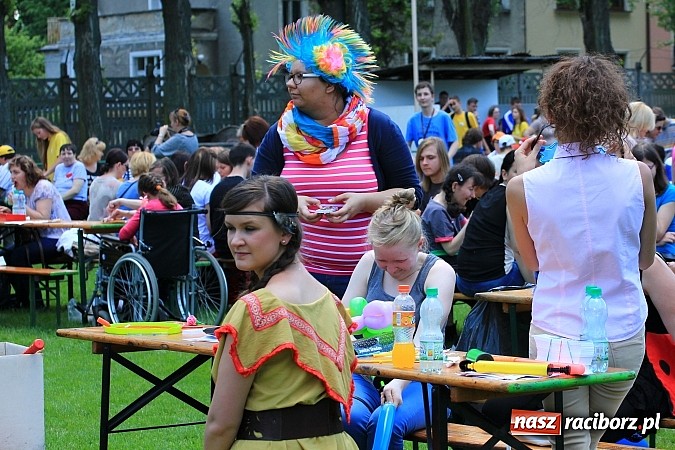 Zdjęcie w galerii na portalu naszraciborz.pl: Igrzyska Sport ku radości - olimpijski znicz na stadionie PWSZ wiadomości z regionu