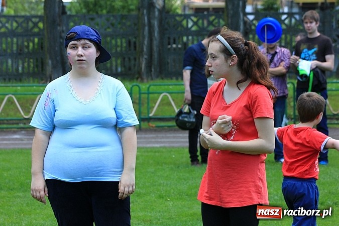 Zdjęcie w galerii na portalu naszraciborz.pl: Igrzyska Sport ku radości - olimpijski znicz na stadionie PWSZ wiadomości z regionu