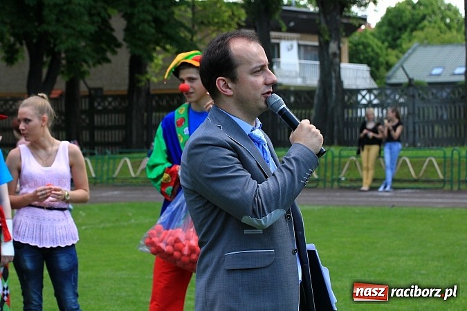 Zdjęcie w galerii na portalu naszraciborz.pl: Igrzyska Sport ku radości - olimpijski znicz na stadionie PWSZ wiadomości z regionu