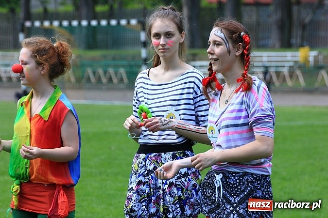 Zdjęcie w galerii na portalu naszraciborz.pl: Igrzyska Sport ku radości - olimpijski znicz na stadionie PWSZ wiadomości z regionu