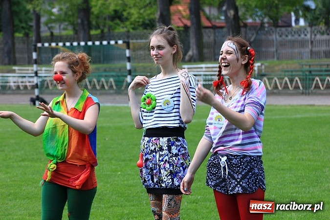 Zdjęcie w galerii na portalu naszraciborz.pl: Igrzyska Sport ku radości - olimpijski znicz na stadionie PWSZ wiadomości z regionu