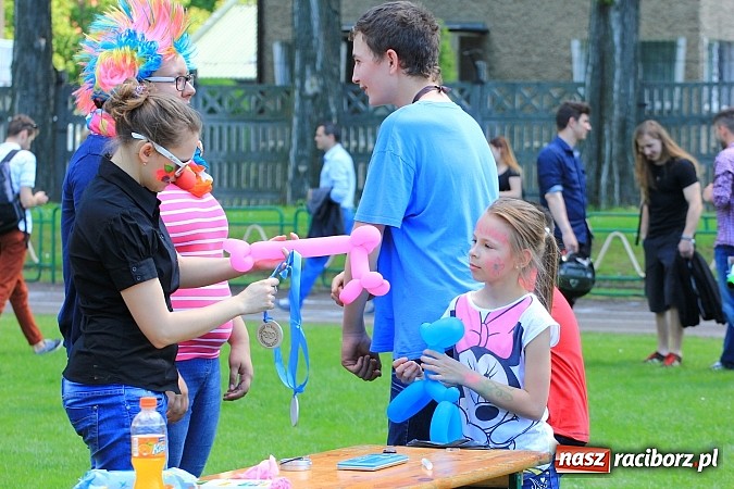 Zdjęcie w galerii na portalu naszraciborz.pl: Igrzyska Sport ku radości - olimpijski znicz na stadionie PWSZ wiadomości z regionu