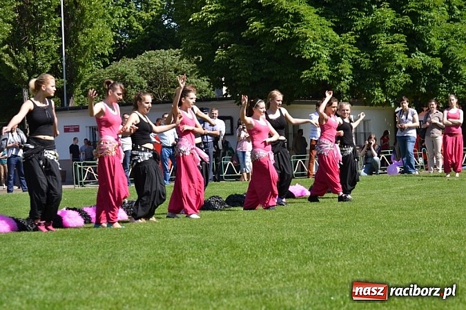 Zdjęcie w galerii na portalu naszraciborz.pl: Igrzyska Sport ku radości - olimpijski znicz na stadionie PWSZ wiadomości z regionu