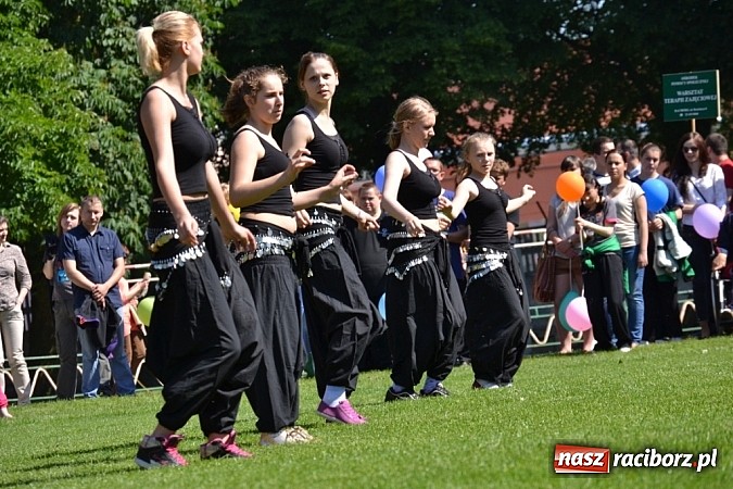 Zdjęcie w galerii na portalu naszraciborz.pl: Igrzyska Sport ku radości - olimpijski znicz na stadionie PWSZ wiadomości z regionu