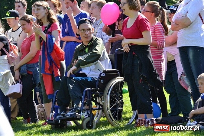 Zdjęcie w galerii na portalu naszraciborz.pl: Igrzyska Sport ku radości - olimpijski znicz na stadionie PWSZ wiadomości z regionu