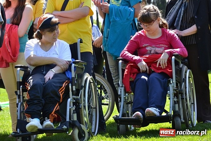 Zdjęcie w galerii na portalu naszraciborz.pl: Igrzyska Sport ku radości - olimpijski znicz na stadionie PWSZ wiadomości z regionu