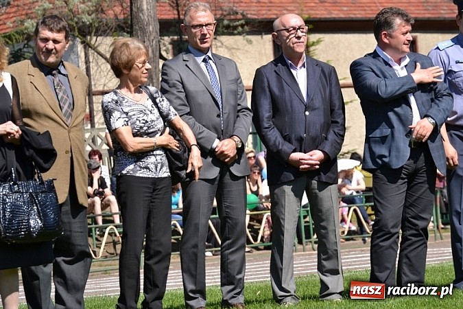Zdjęcie w galerii na portalu naszraciborz.pl: Igrzyska Sport ku radości - olimpijski znicz na stadionie PWSZ wiadomości z regionu