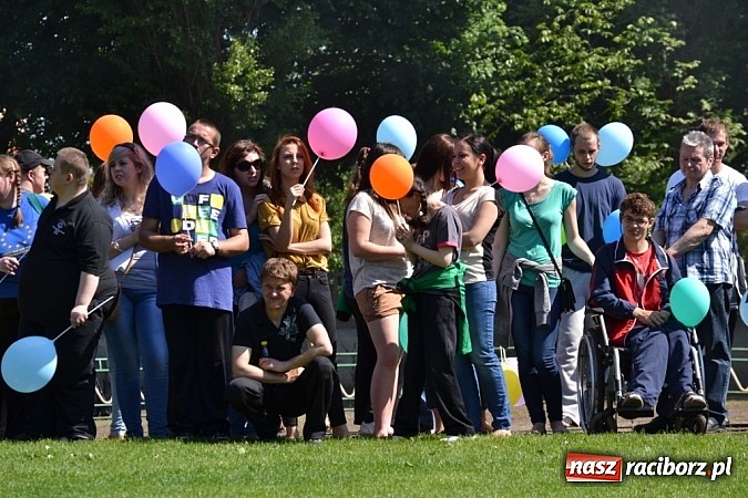 Zdjęcie w galerii na portalu naszraciborz.pl: Igrzyska Sport ku radości - olimpijski znicz na stadionie PWSZ wiadomości z regionu