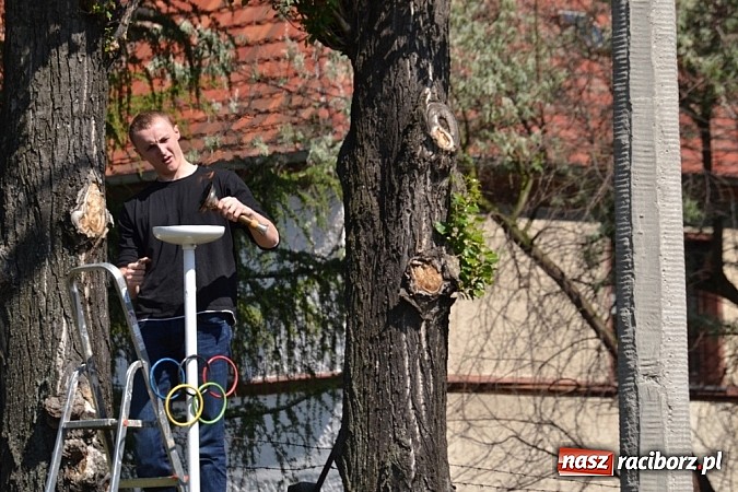 Zdjęcie w galerii na portalu naszraciborz.pl: Igrzyska Sport ku radości - olimpijski znicz na stadionie PWSZ wiadomości z regionu