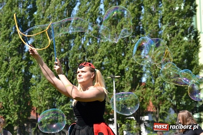 Zdjęcie w galerii na portalu naszraciborz.pl: Igrzyska Sport ku radości - olimpijski znicz na stadionie PWSZ wiadomości z regionu
