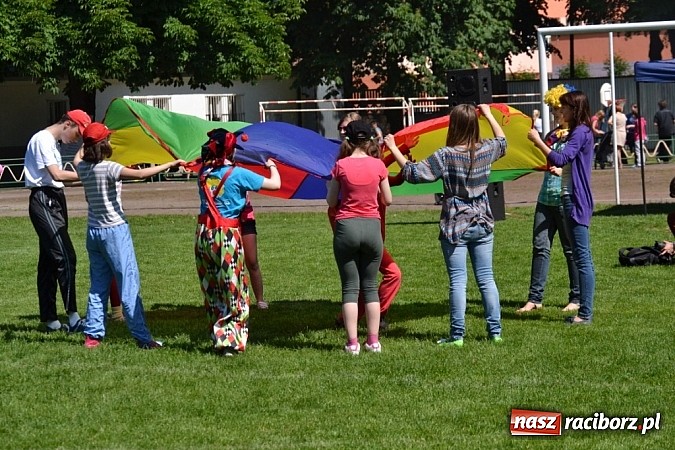 Zdjęcie w galerii na portalu naszraciborz.pl: Igrzyska Sport ku radości - olimpijski znicz na stadionie PWSZ wiadomości z regionu