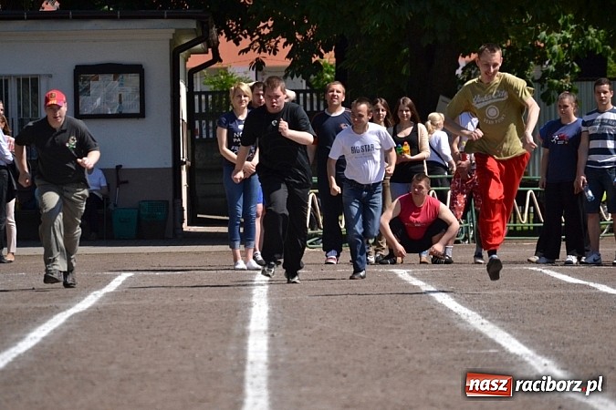 Zdjęcie w galerii na portalu naszraciborz.pl: Igrzyska Sport ku radości - olimpijski znicz na stadionie PWSZ wiadomości z regionu