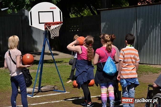 Zdjęcie w galerii na portalu naszraciborz.pl: Igrzyska Sport ku radości - olimpijski znicz na stadionie PWSZ wiadomości z regionu