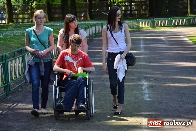 Zdjęcie w galerii na portalu naszraciborz.pl: Igrzyska Sport ku radości - olimpijski znicz na stadionie PWSZ wiadomości z regionu