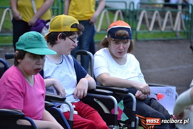 Zdjęcie w galerii na portalu naszraciborz.pl: Igrzyska Sport ku radości - olimpijski znicz na stadionie PWSZ wiadomości z regionu