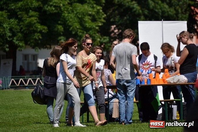 Zdjęcie w galerii na portalu naszraciborz.pl: Igrzyska Sport ku radości - olimpijski znicz na stadionie PWSZ wiadomości z regionu