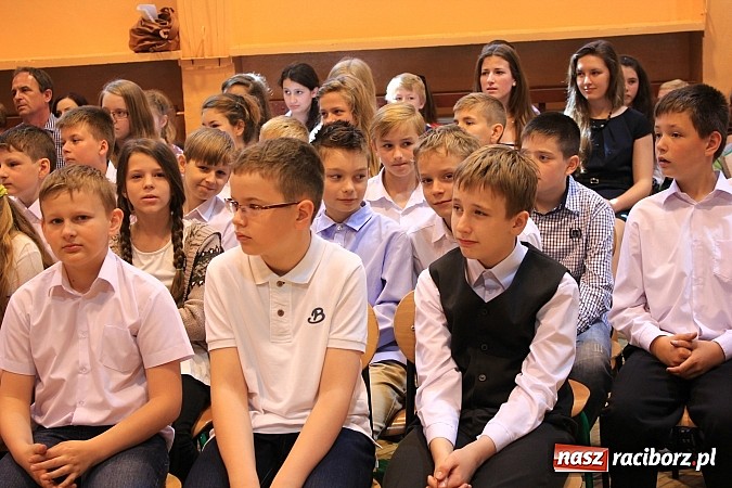 Zdjęcie w galerii na portalu naszraciborz.pl: W Zespole Szk&oacute;ł w Krzanowicach nagrodzono młodych artyst&oacute;w wiadomości z regionu