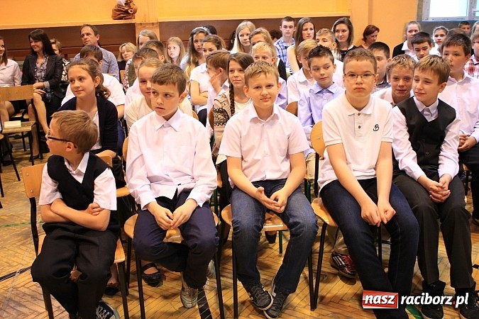 Zdjęcie w galerii na portalu naszraciborz.pl: W Zespole Szk&oacute;ł w Krzanowicach nagrodzono młodych artyst&oacute;w wiadomości z regionu