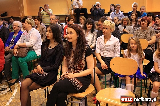 Zdjęcie w galerii na portalu naszraciborz.pl: W Zespole Szk&oacute;ł w Krzanowicach nagrodzono młodych artyst&oacute;w wiadomości z regionu